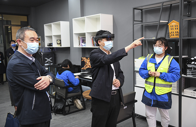 ３在鄭州市商貿管理學校，楚惠東體驗VR虛擬仿真等新技術在學校專業發展中的應用.jpg