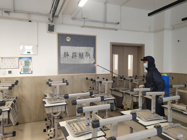 保安师傅进行教室消杀 保安师傅进行教室消杀