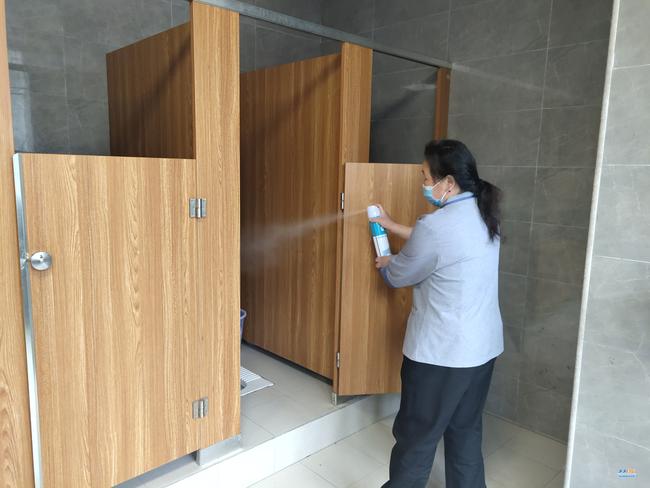 保洁师傅进行卫生间消杀 保洁师傅进行卫生间消杀