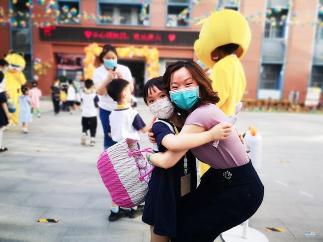 郑州市实验幼儿园党总支书记、园长张莉为小朋友赠送六一礼物