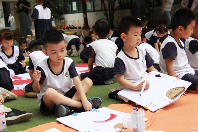 郑州市实验幼儿园”童心颂祖国 欢乐庆六一“活动之手绘T恤 (2)
