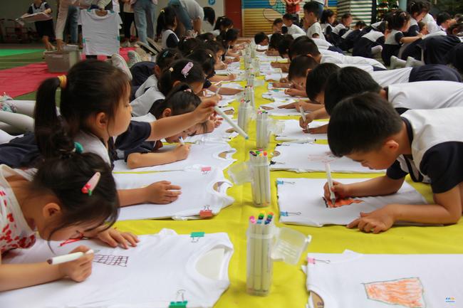郑州市实验幼儿园”童心颂祖国 欢乐庆六一“活动之手绘T恤