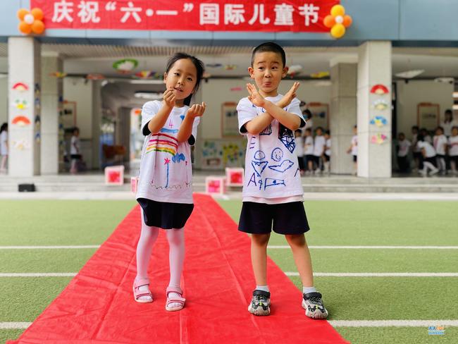 郑州市实验幼儿园”童心颂祖国 欢乐庆六一“活动之手绘T恤走秀