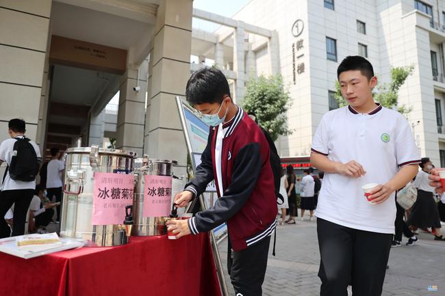 在郑州市第四高级中学考点，学校为考生准备了冰糖菊花茶，帮助大家消暑降温。 (2)
