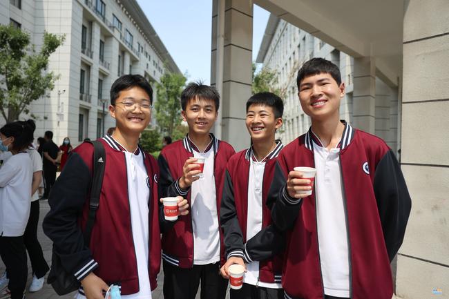在郑州市第四高级中学考点，学校为考生准备了冰糖菊花茶，帮助大家消暑降温。 (3)