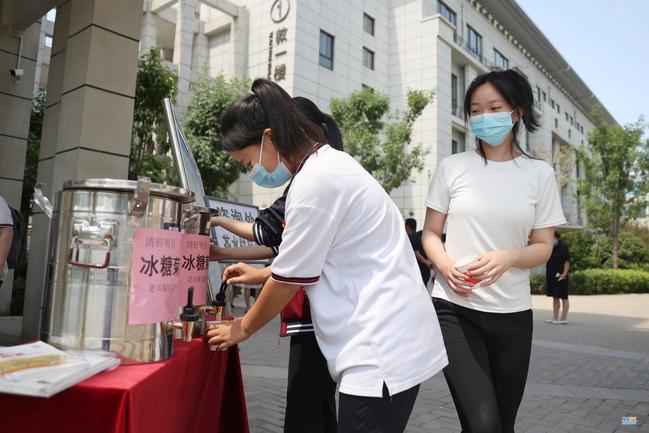 在郑州市第四高级中学考点，学校为考生准备了冰糖菊花茶，帮助大家消暑降温。 (4)