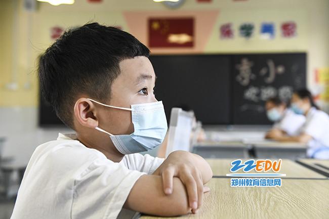 在二七区京广路小学报名现场，一个孩子眼中充满了对小学生活的向往。