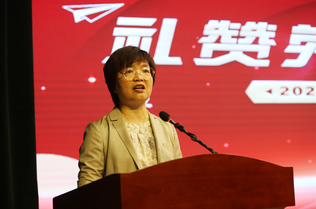 郑州市教育局党组书记、局长王丽娟讲话。
