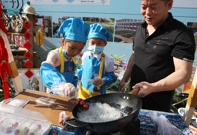 学生烹制冰糖葫芦