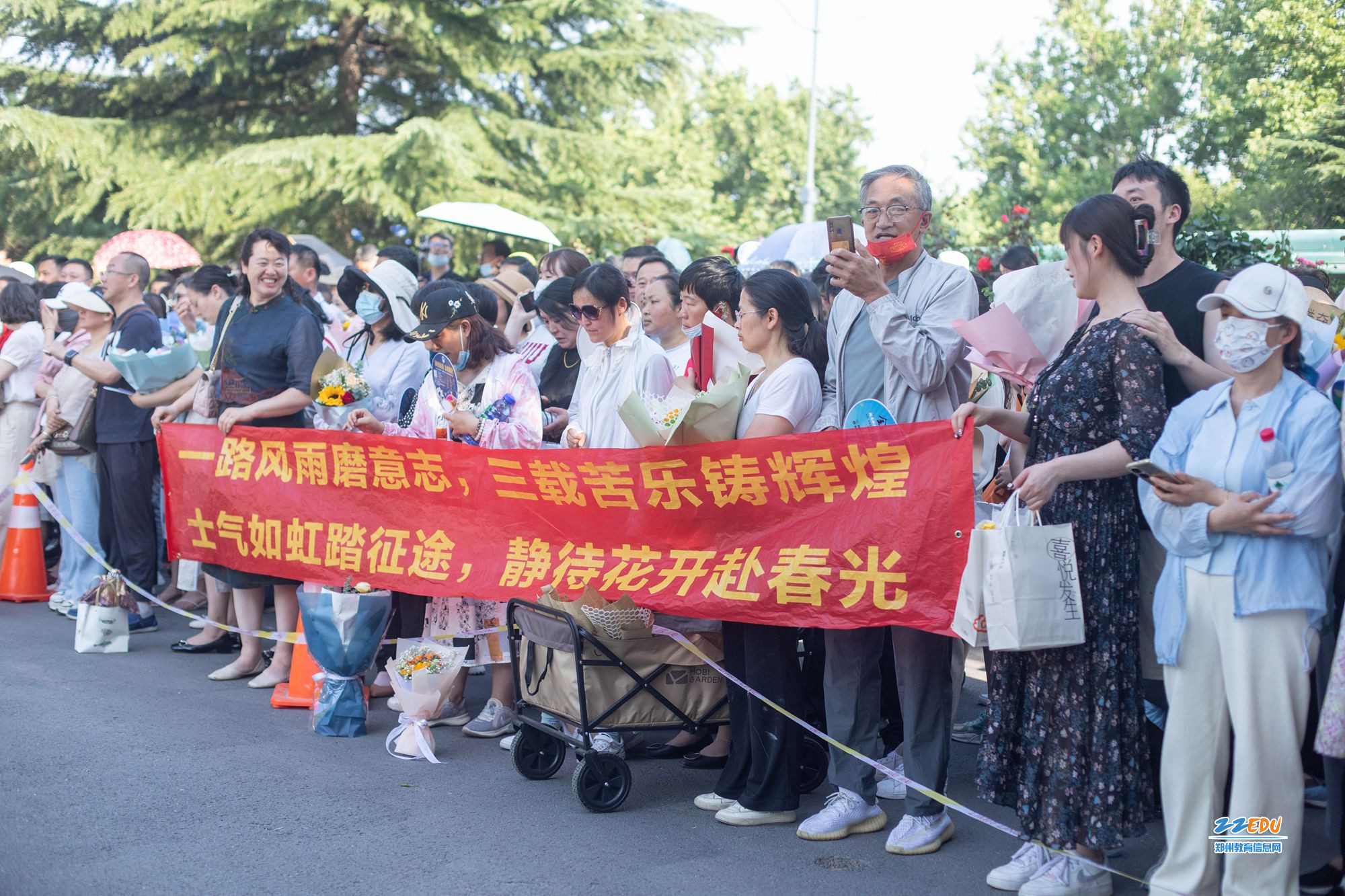 【图集】2023年高考落幕，郑州考生跑出考场，奔赴梦想下一站 - 郑州教育信息网