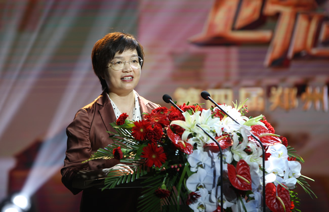 郑州市教育局党组书记、局长王丽娟致辞。