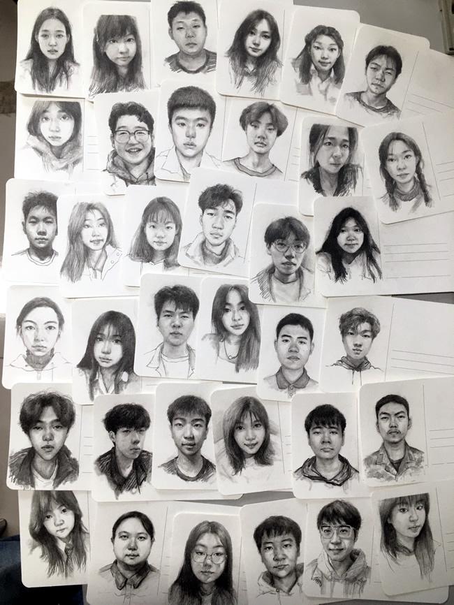 王静老师绘制的2023届毕业班36名学生肖像画全家福