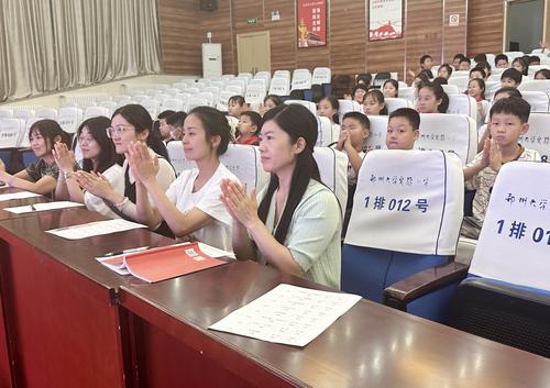 5.精彩的演讲获得陈荷茹书记和老师、同学们的阵阵掌声