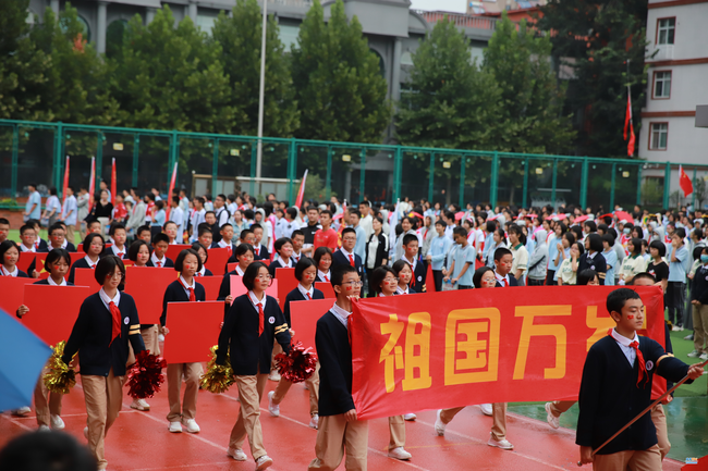 郑州八中运动会花样开幕式为祖国庆生