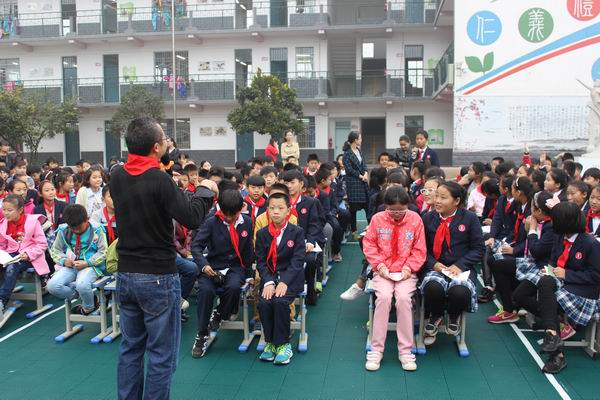 中国著名儿童文学作家—黄春华走进弓寨小学