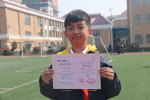 "小探花"李启航同学秀他的荣誉证书