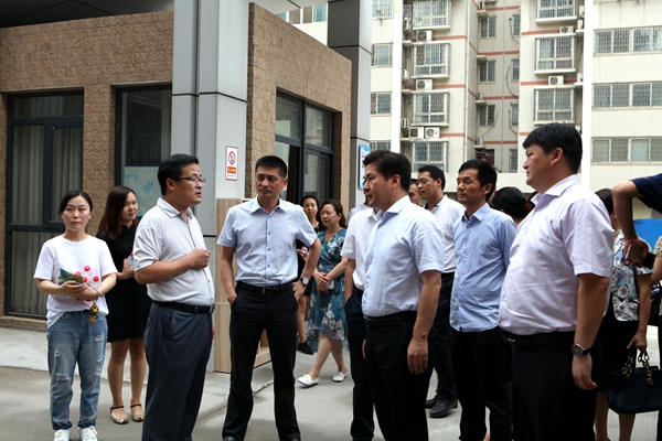 管城区委副书记,区长虎强调研指导区教育工作