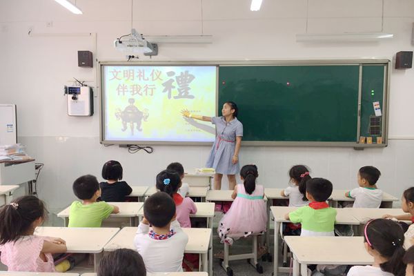 管城区银莺路小学文明礼仪进课堂