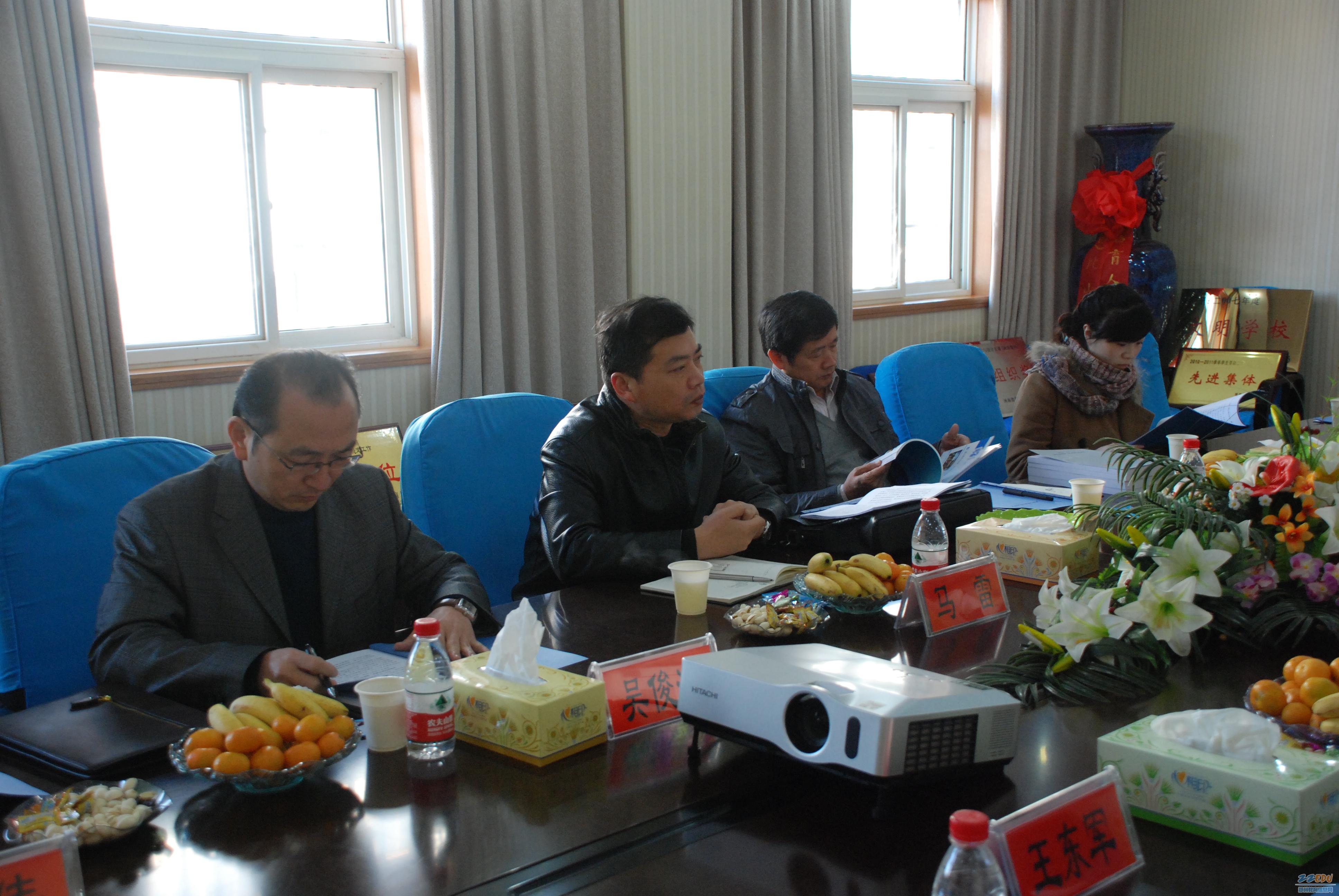 23日上午,郑州市文明办副主任马雷在管城区文明办主任吴俊江的陪同下