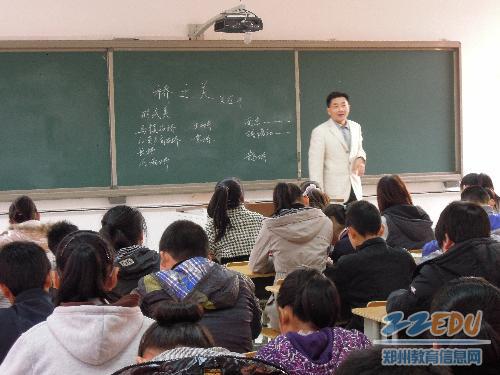 名師在錄播教室展示示範課