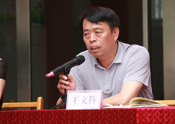 校长王文科为高三学生颁发毕业证书