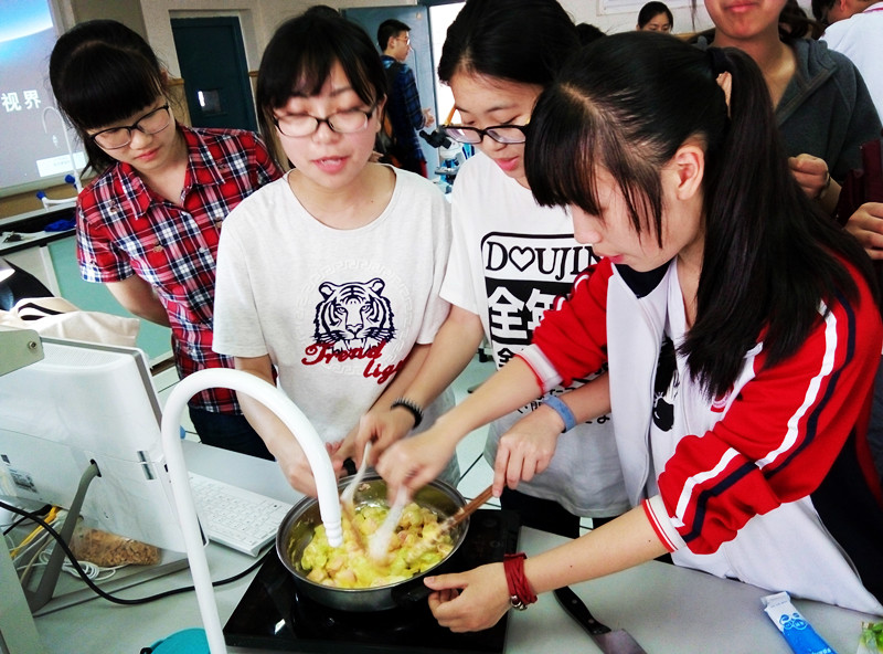 实高生物老师变身"美食达人 课堂飘出"牛乳"香