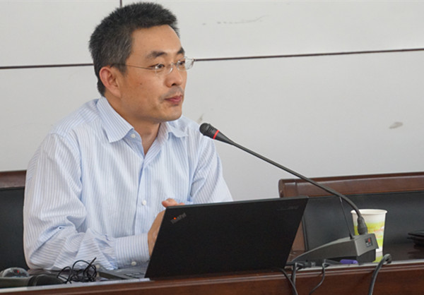 华东师范大学教育科学学院副院长,博士生导师杨向东教授,为学校正在