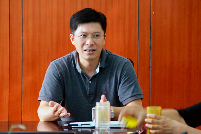 校长张好武亲切鼓励教研组长,备课组长带好团队,提升教学品质