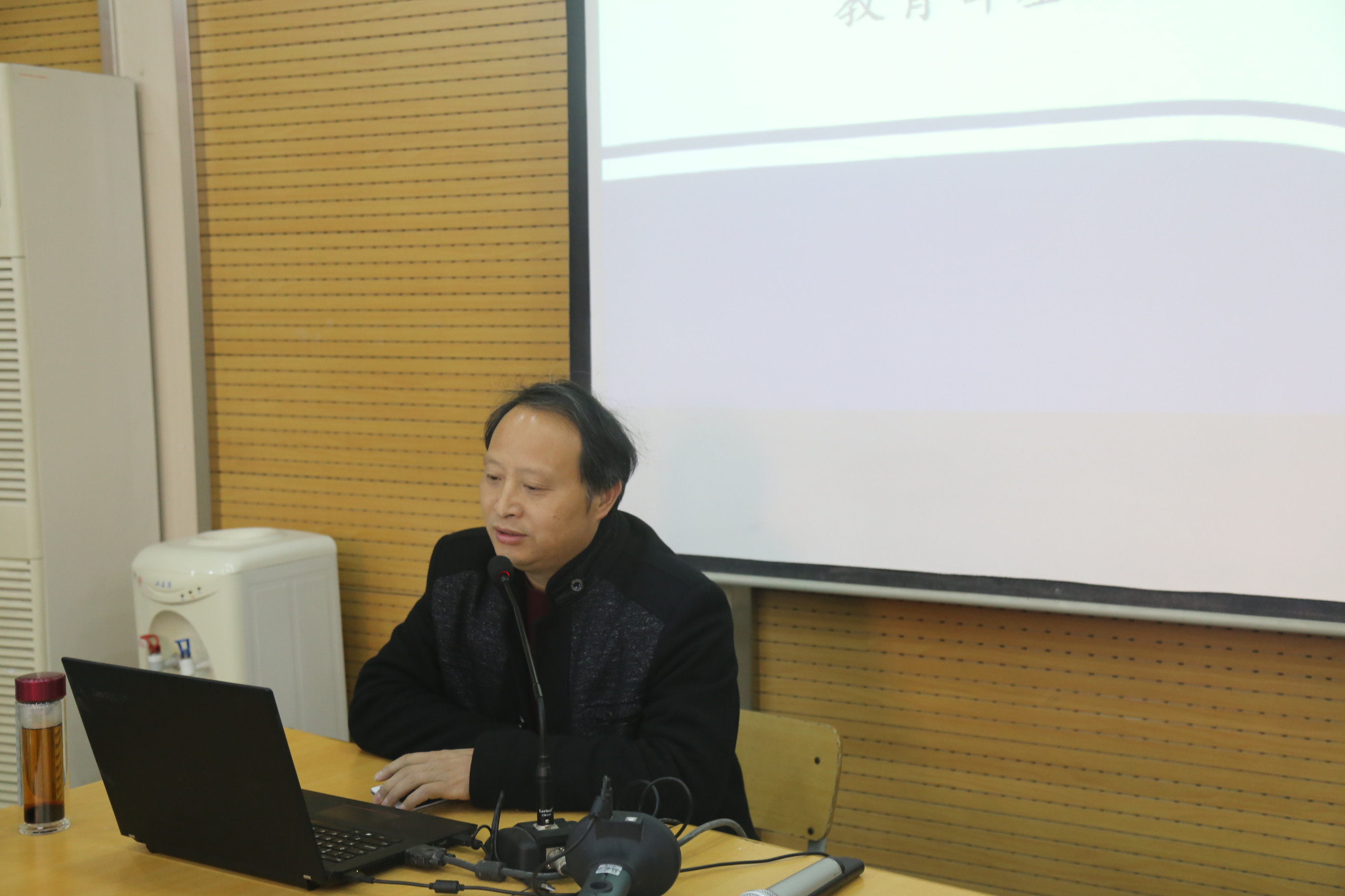 教育部基教二司高中校本教研专家组成员,浙江塘栖中学校长吴江林,做了