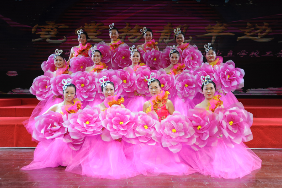 郑州九中女教工舞蹈《盛开的牡丹》在工会第三协作组文艺汇演中受好评