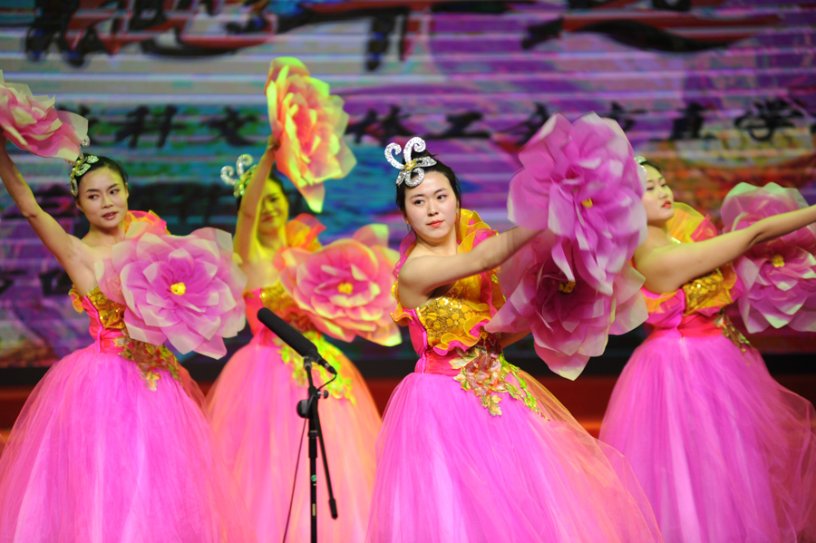 郑州九中女教工舞蹈《盛开的牡丹》在工会第三协作组文艺汇演中受好评