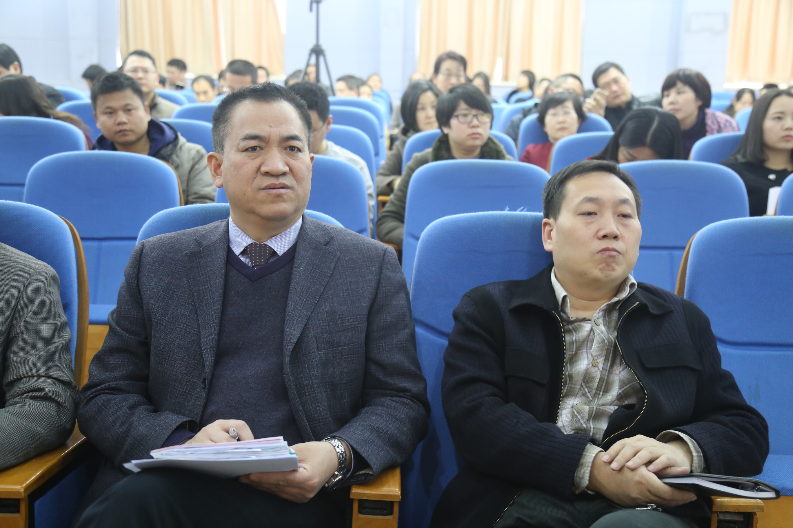 郑州回中齐伟副校长和楚长鸿副校长认真听会