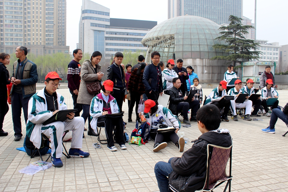 神笔凸显真情,描绘幸福画卷 郑州106学生为市民义务画像