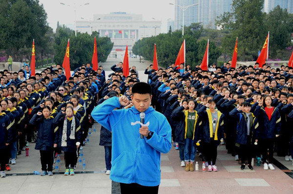 郑州二中组织学生祭扫先烈英灵 共筑强国之梦