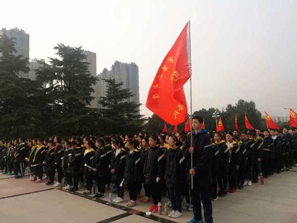 郑州二中组织学生祭扫先烈英灵 共筑强国之梦