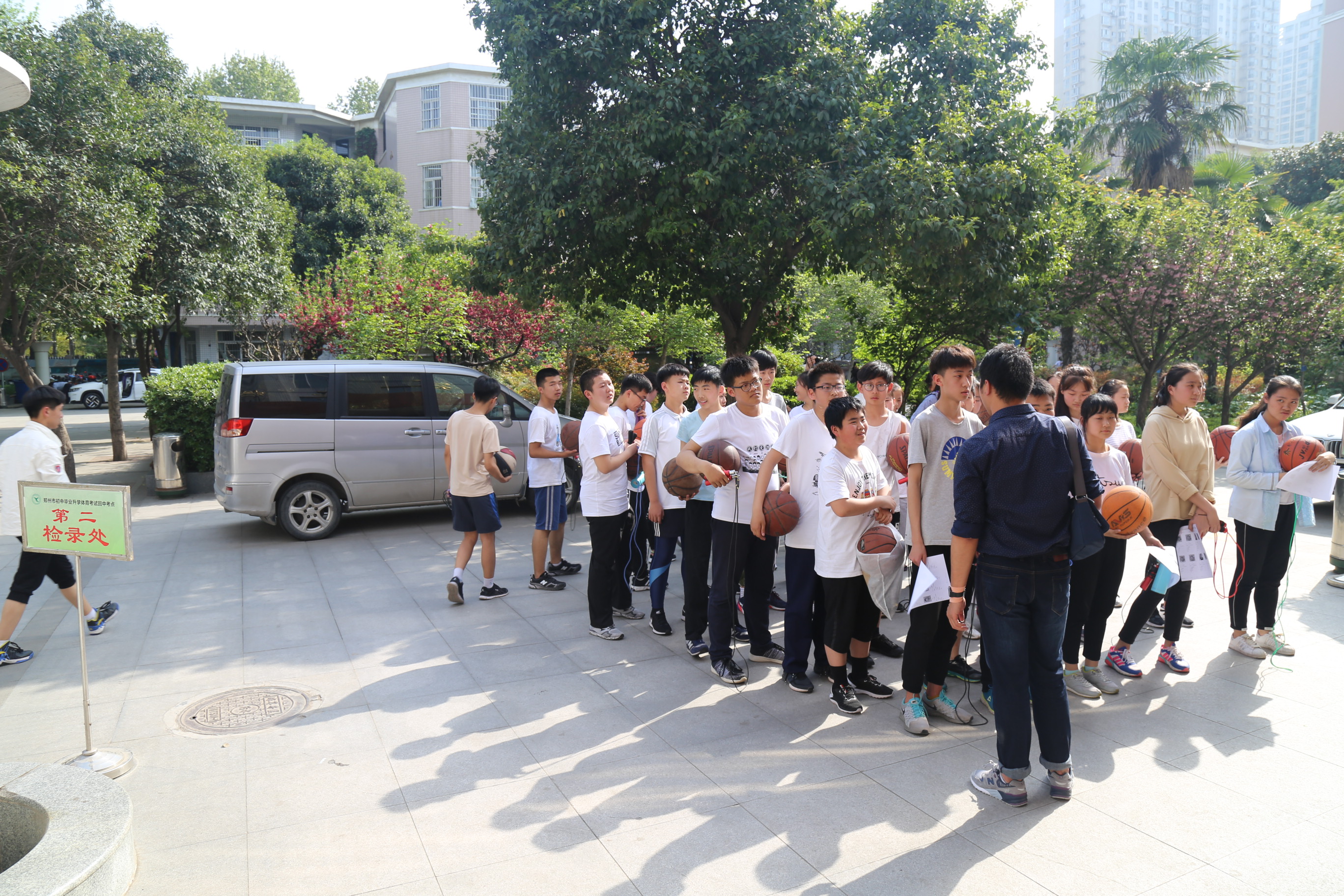 2017年中招体育考试郑州回中考点有序进行
