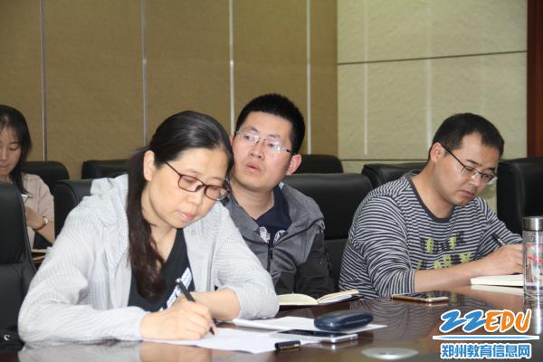 《新闻宣传助力学校腾飞》郑州八中办公室主任何伟(右)主持新闻培训会