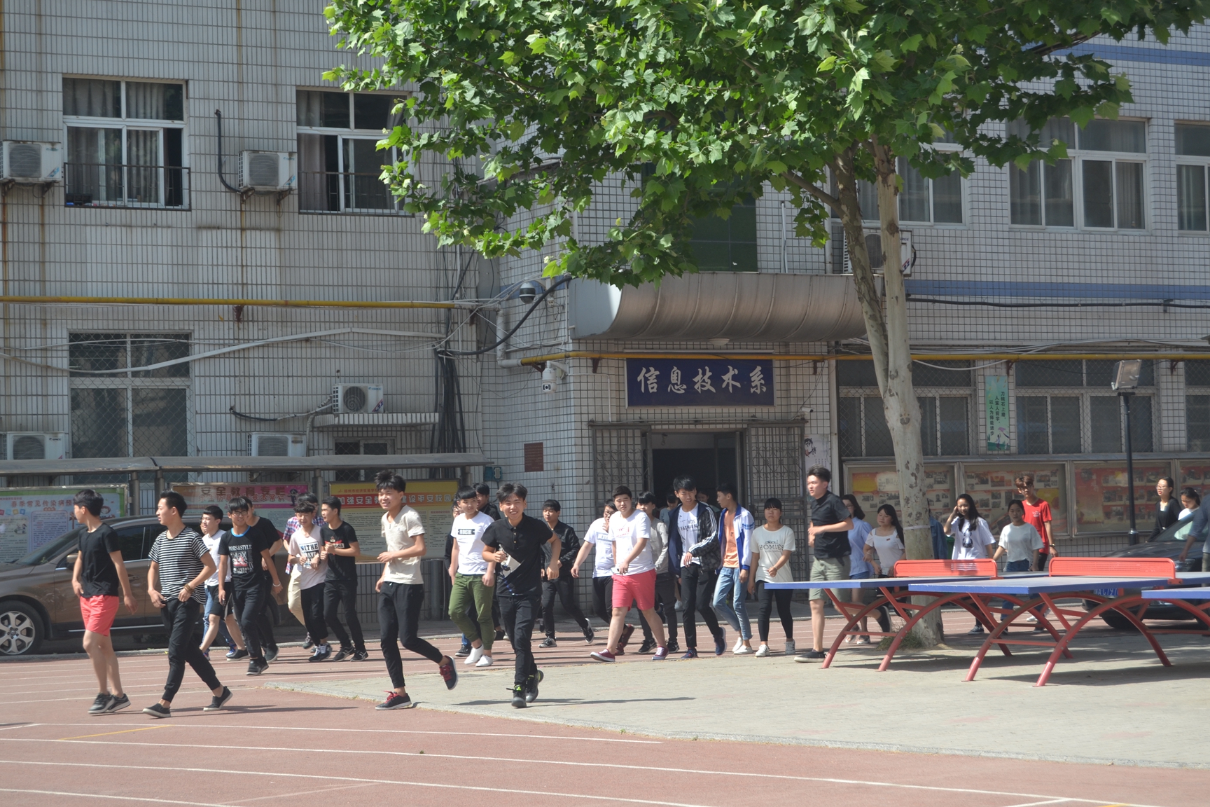 郑州市经济贸易学校开展纪念"5.12"紧急疏散演练