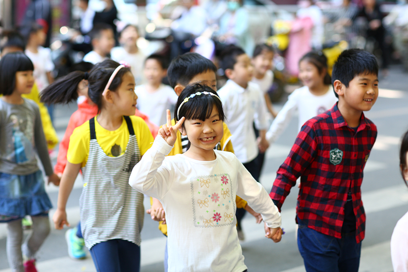 郑州市实验幼儿园大班的孩子们向小学出发