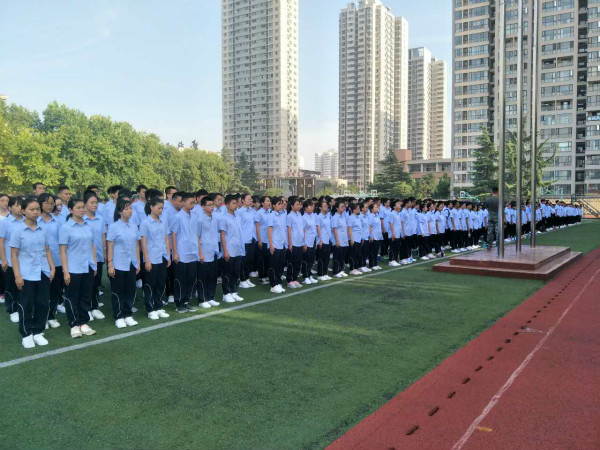 郑州二中军训不寻常 学生家长同接受"训练"