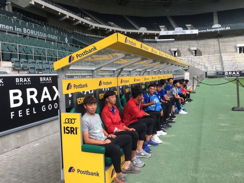 队员们在门兴主队替补席合影留念