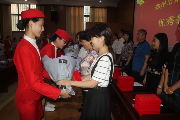 学校礼仪队向获奖老师献花并表示节日的祝贺