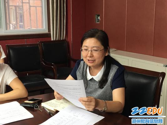 副校长刘莘与优秀教师合影江俊英副校长与各位优秀教师合影为你们点个