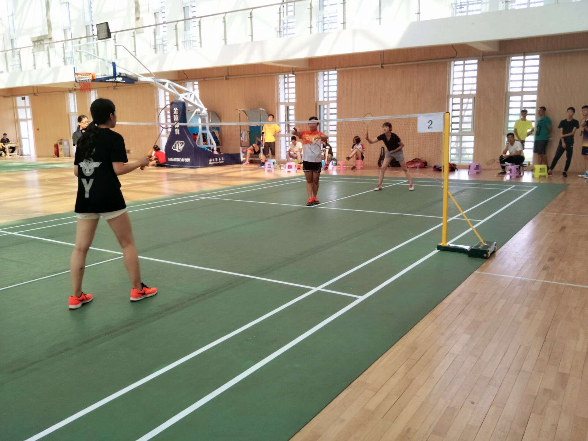 学生体育节暨晨光杯中学生羽毛球比赛在郑州市101中学高中部举行