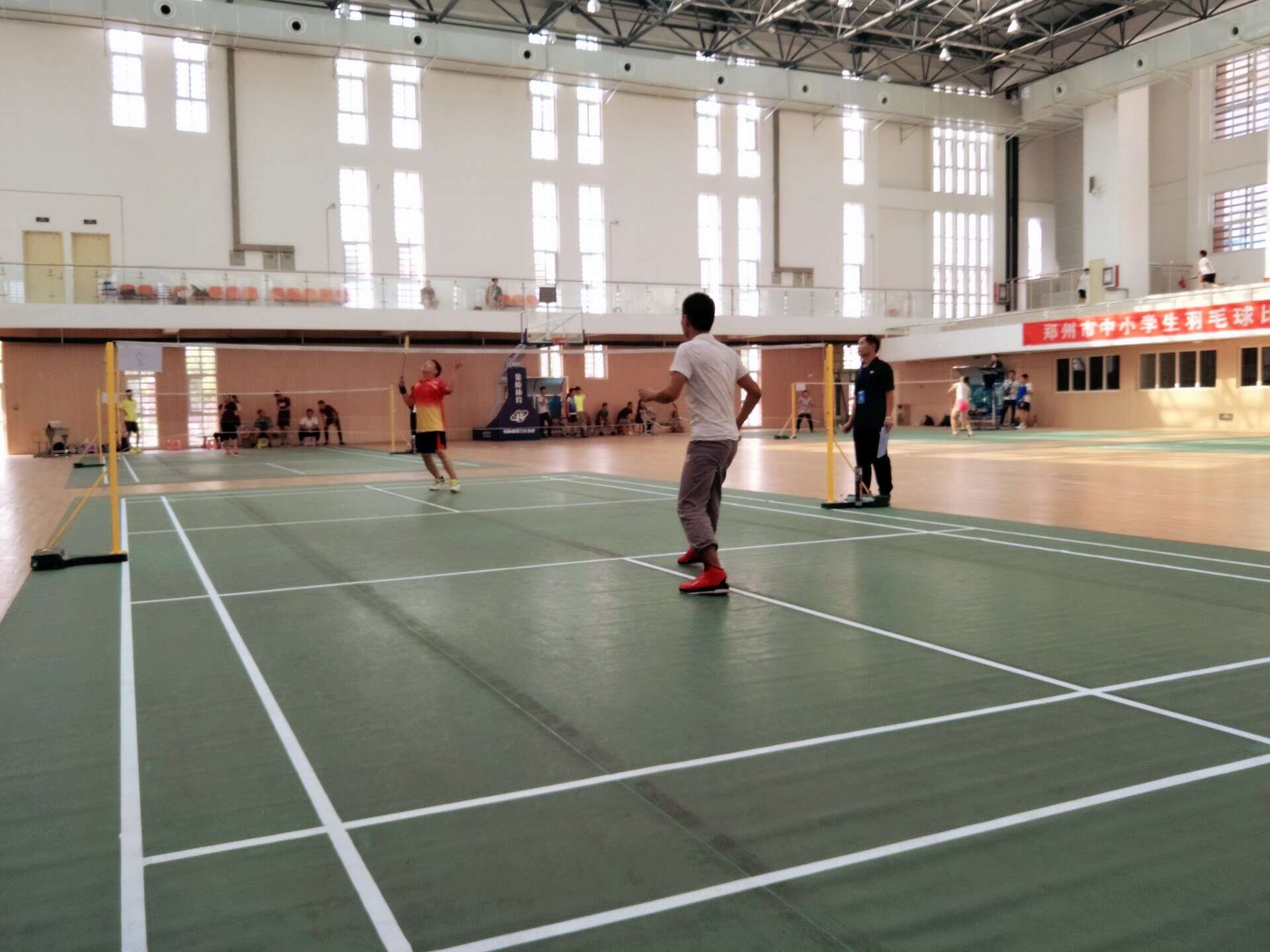 学生体育节暨晨光杯中学生羽毛球比赛在郑州市101中学高中部举行