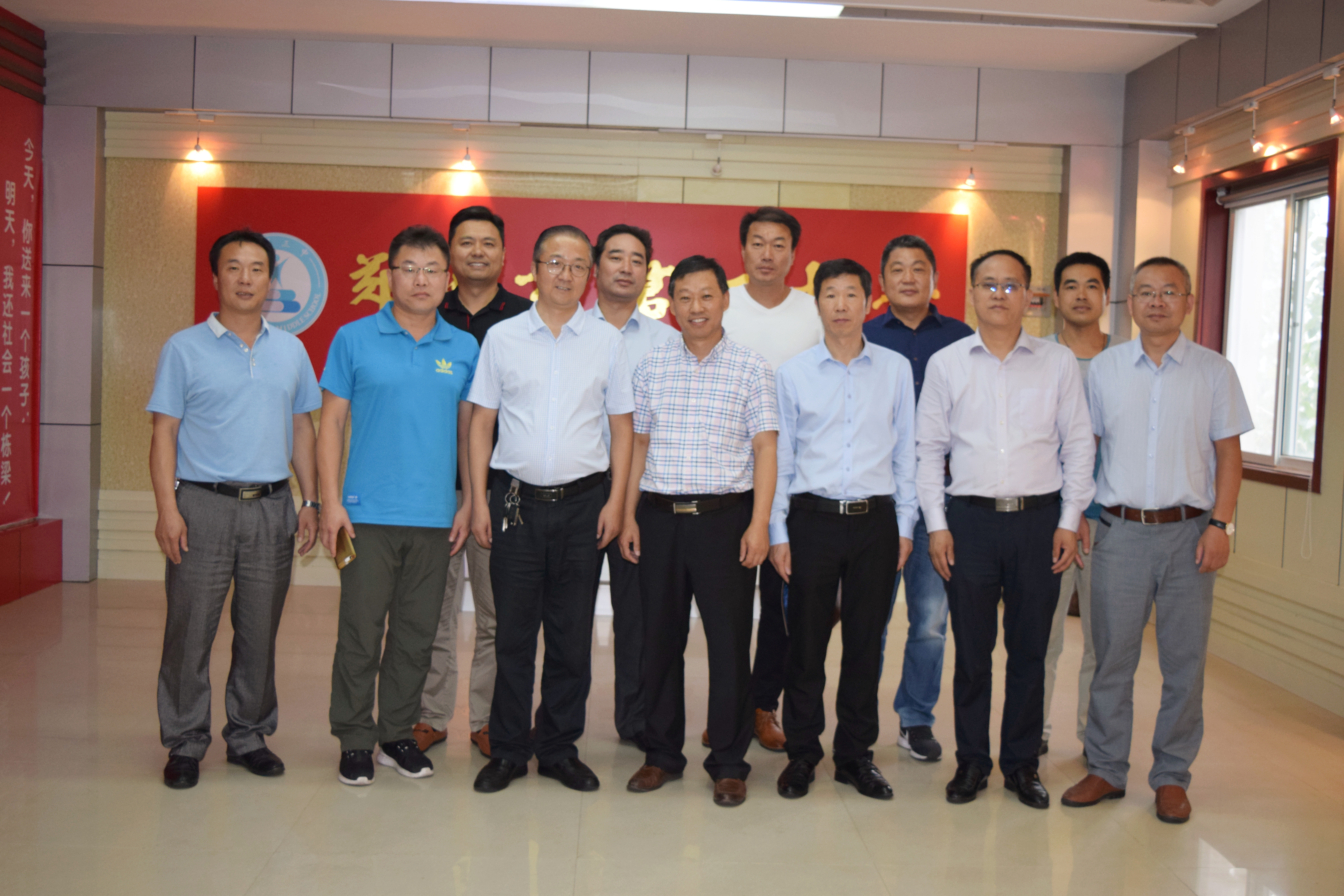 郑州三中校领导与连云港校长团们合影留念