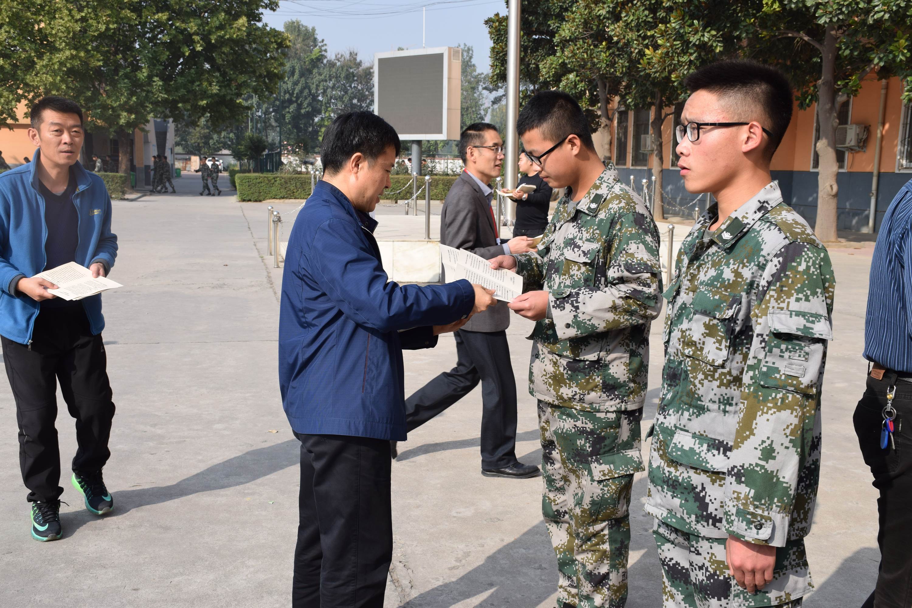 鄭州市國防科技學校舉行