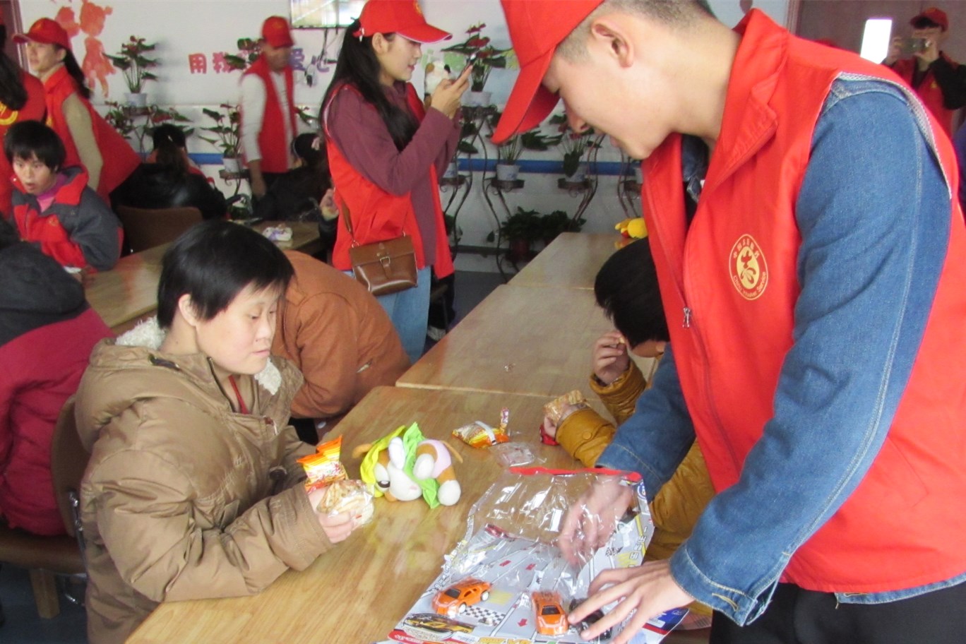 郑州44中青年志愿者为郑州市社会福利院送去冬日温暖