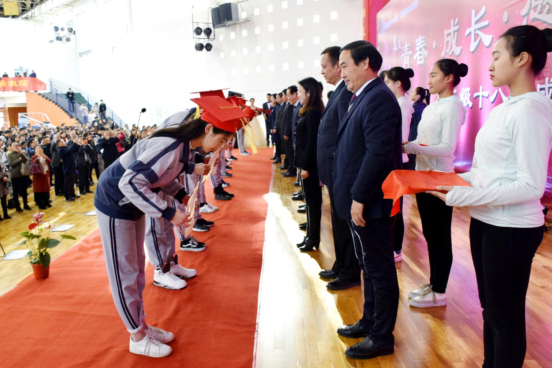 追逐伟大梦想——郑州47中举行"青春,成长,感恩,担当"主题成人礼