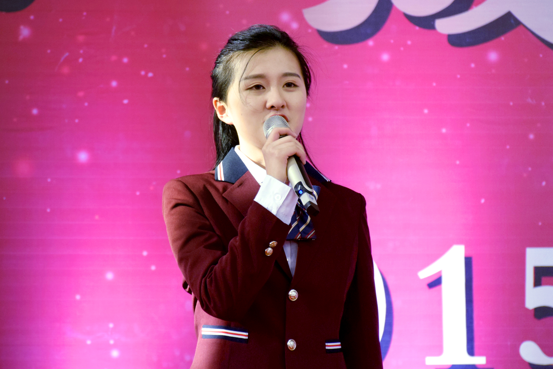 教育时讯 >正文  高三(13)班刘子怡的妈妈作为家长代表倾诉了父母对